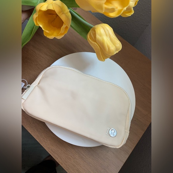 Lululemon go everywhere 1L bag - Picture 1 of 5
